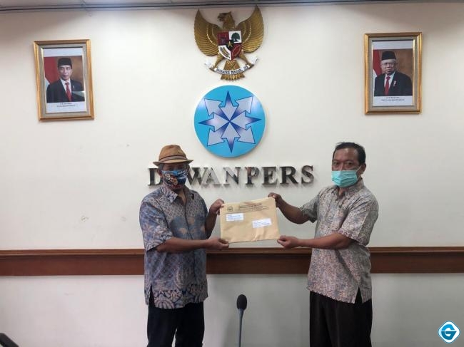 Pengurus JMSI Jatim saat menyerahkan dokumen ke Dewanpers, Rabu(11/11/2020)